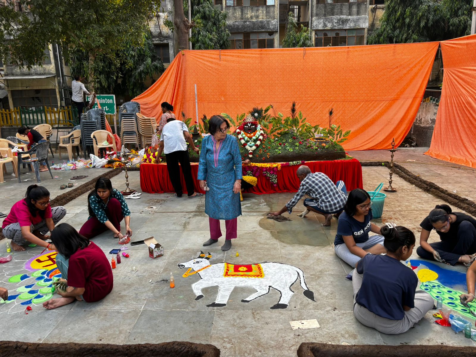 अरावली अपार्टमेंट में हुआ भव्य गोवर्धन पूजा एवं अन्नकूट महोत्सव का आयोजन