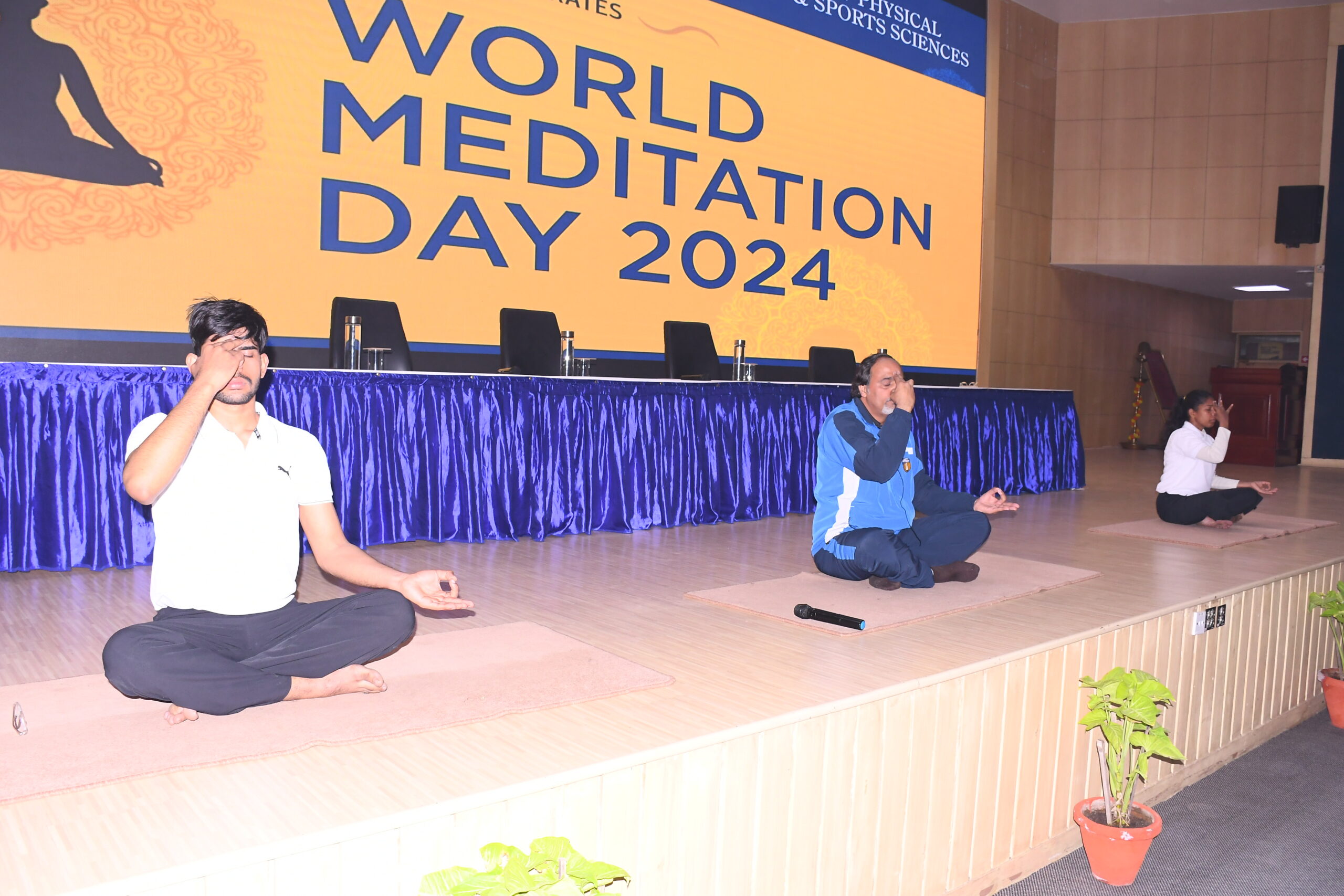 एमिटी विश्वविद्यालय में वर्ल्ड मेडिटेशन डे पर छात्रों ने किया ध्यान