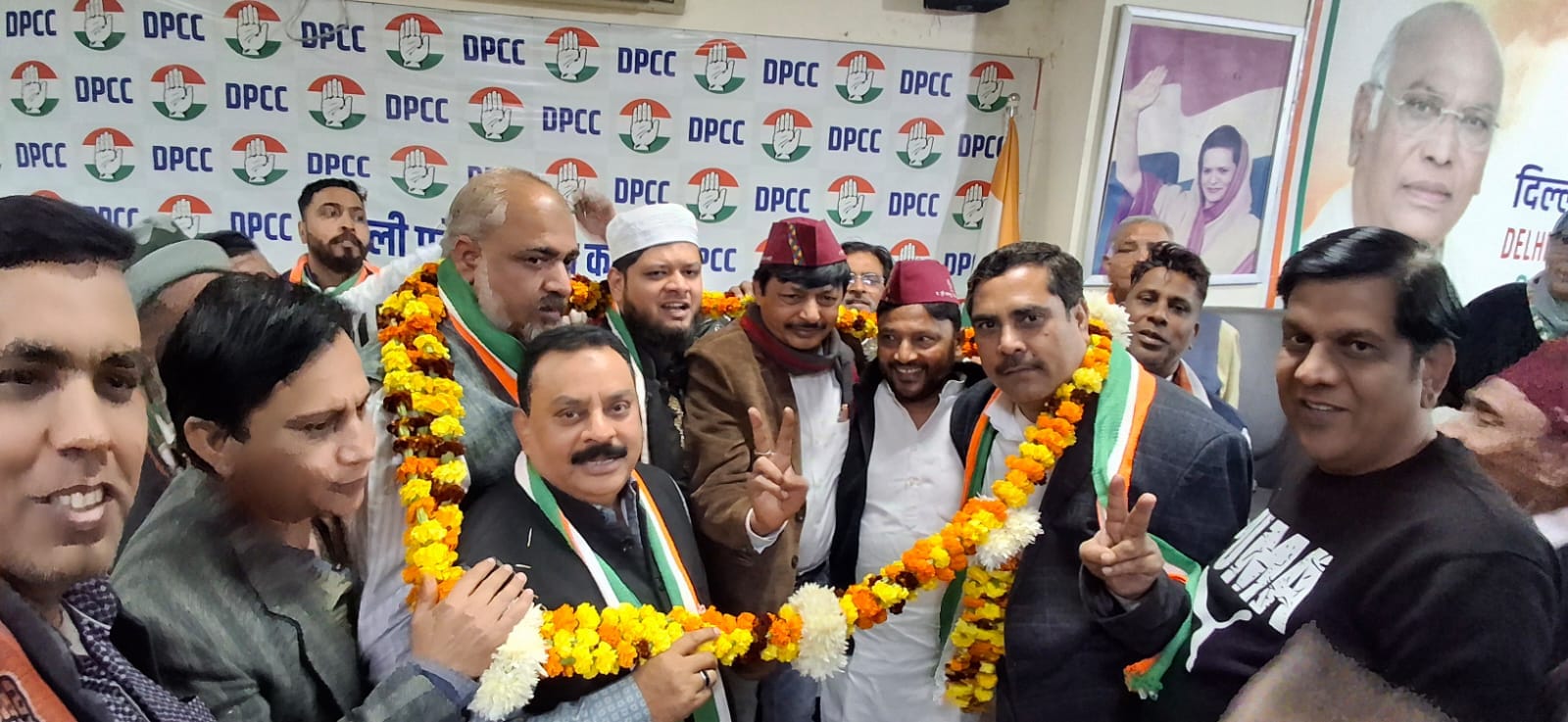 200 से अधिक कार्यकर्ताओं ने दिल्ली प्रदेश कांग्रेस कमेटी के अध्यक्ष देवेन्द्र यादव के नेतृत्व में विश्वास जताते हुए कांग्रेस का हाथ थामा