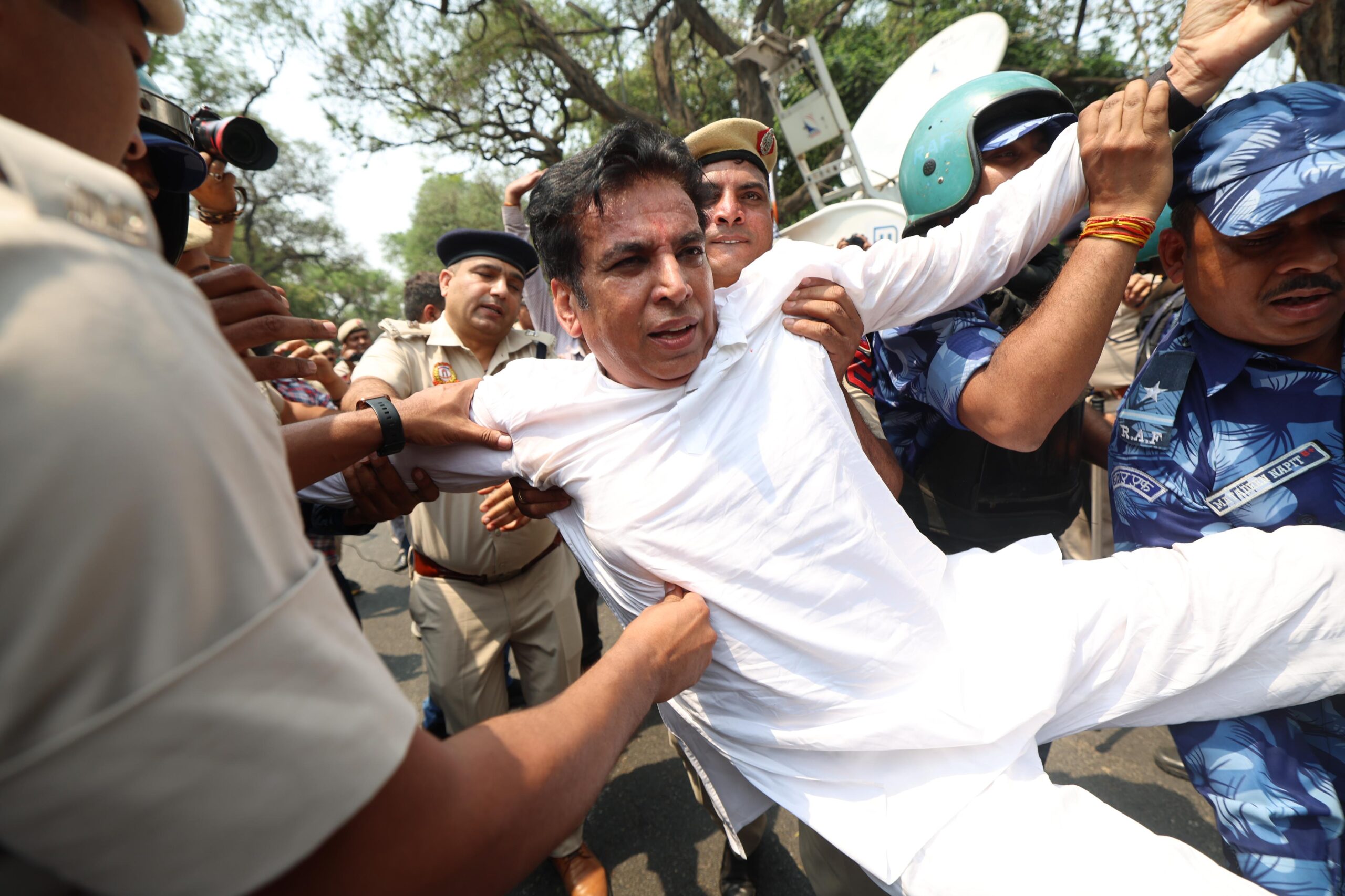 कांग्रेस का एक-एक कार्यकर्ता अपने आप को राहुल गांधी समझता है, जो हर वो चुनौती स्वीकार करने को तैयार है जिसके तहत अपने संविधान को मजबूत रख सके – देवेन्द्र यादव