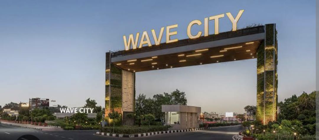 वेव सिटी प्रबंधन के खिलाफ अराजक तत्वों की तैयारी, निवासियों में बढ़ी चिंता