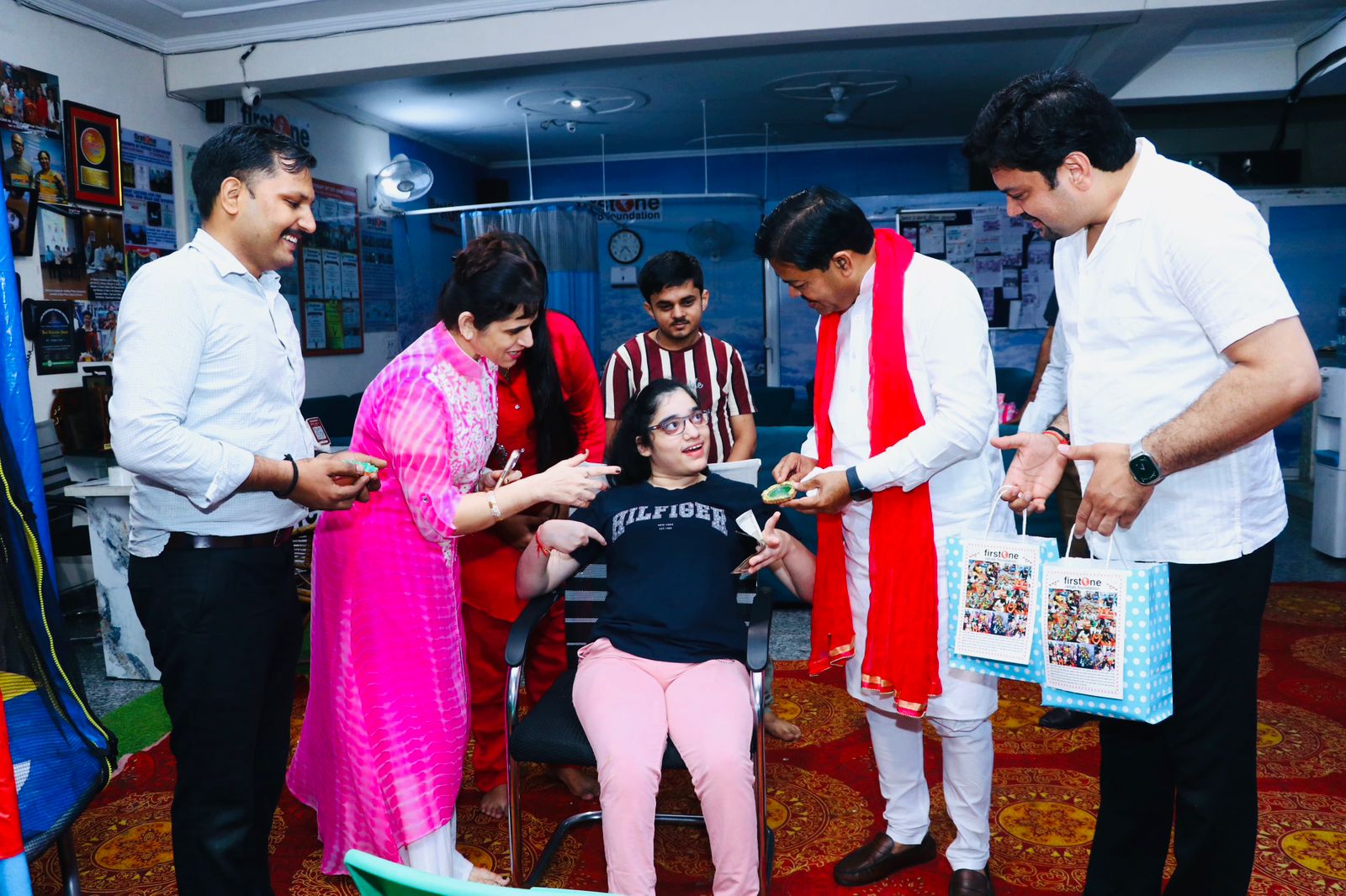 केंद्रीय मंत्री बी. एल. वर्मा ने स्वदेशी दीपावली का दिया संदेश, फर्स्टवन रिहैब फाउंडेशन से खरीदे हस्तनिर्मित दीये और चॉकलेट्स