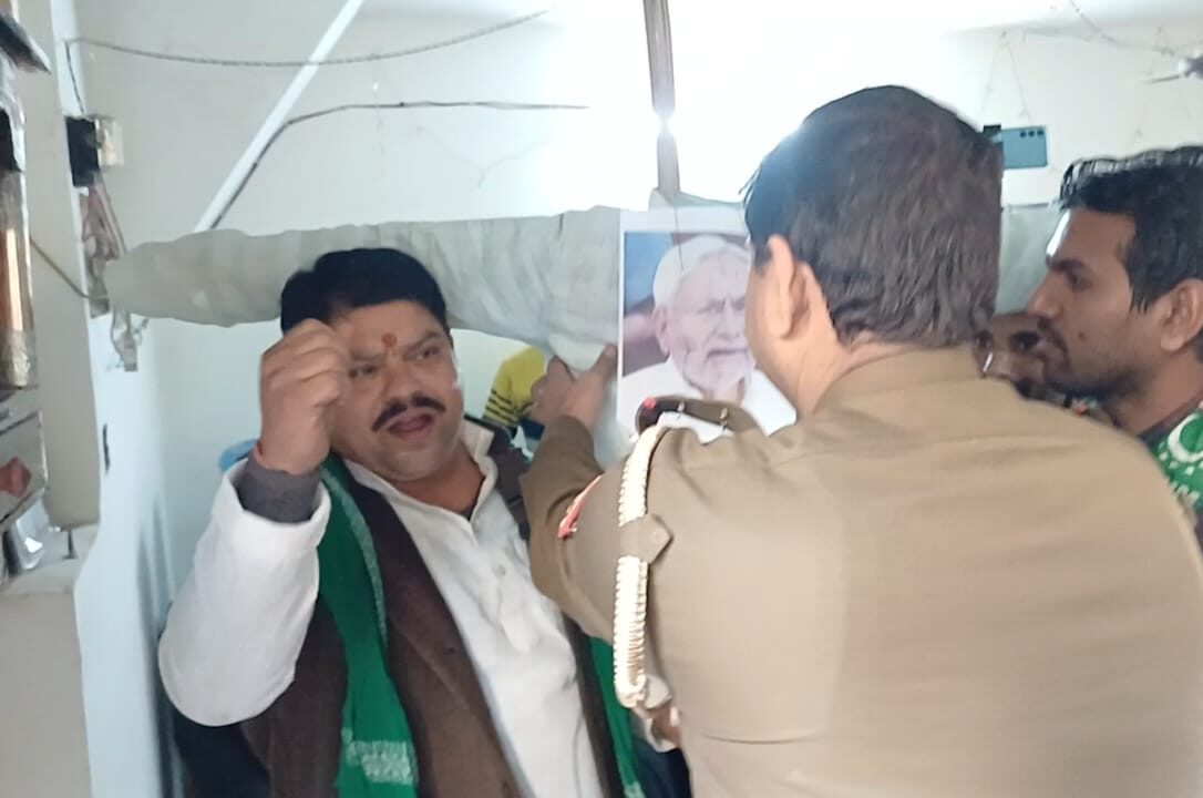 पुतला छीने जाने के दौरान AIMIM कार्यकर्ताओं ने “तानाशाही नहीं चलेगी”, “नीतीश कुमार मुर्दाबाद” के नारे लगाए
