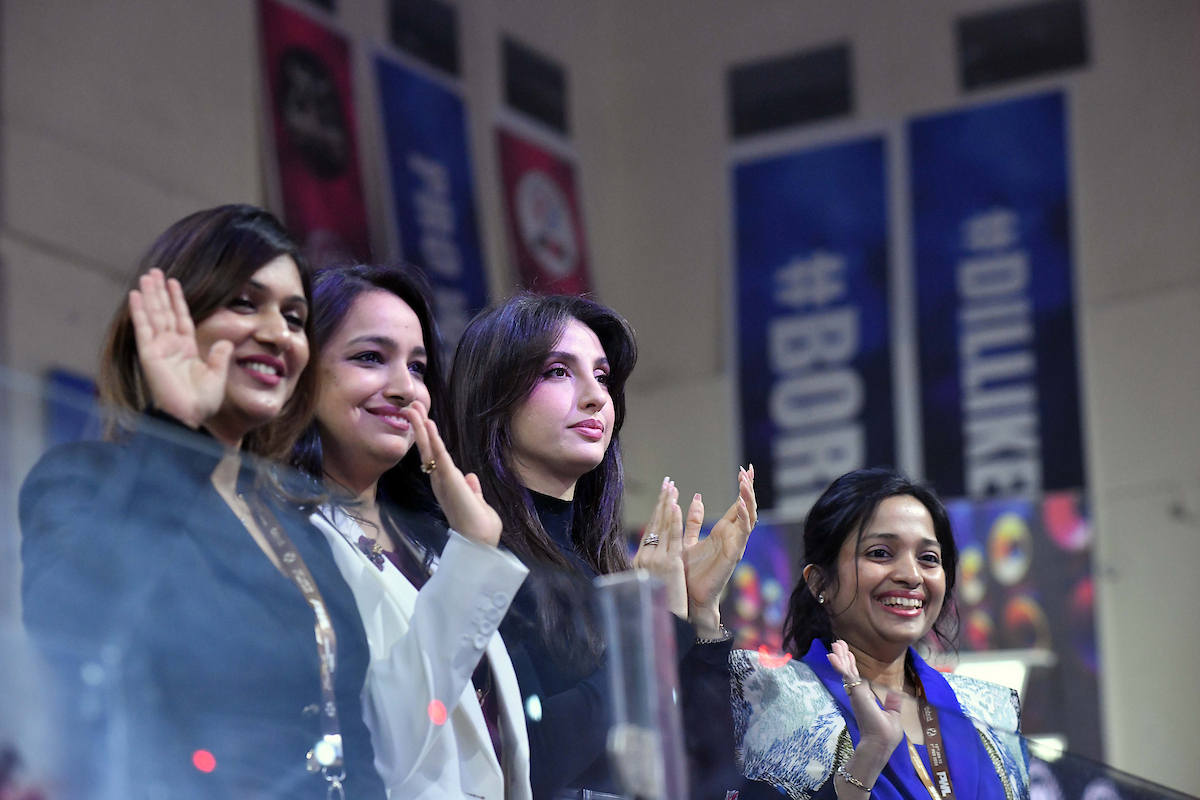 स्टैंड्स में नोरा फतेही, तालियों की गूंज के साथ नोएडा में पीडब्ल्यूएल 2026 मुकाबला रहा खास