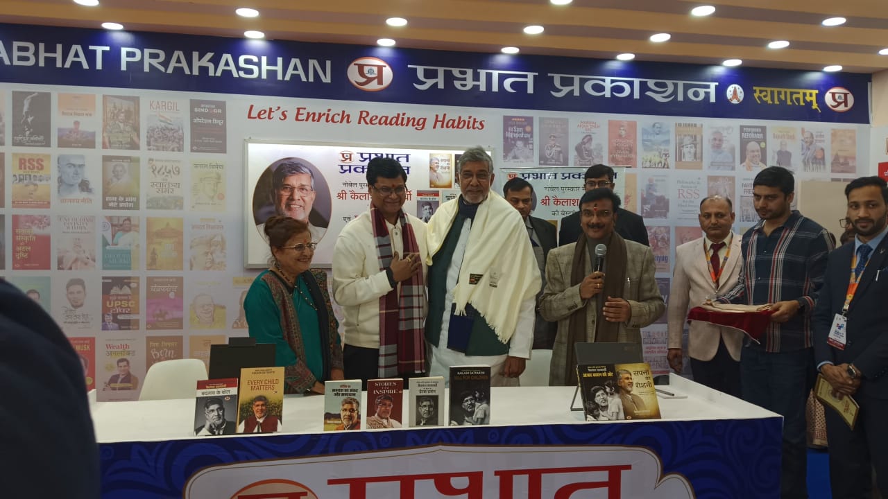 कैलाश सत्यार्थी प्रभात प्रकाशन स्टॉल पर मौजूद, बेस्टसेलर पुस्तकों पर गहन चर्चा | सचिन जैन की किताब का विमोचन