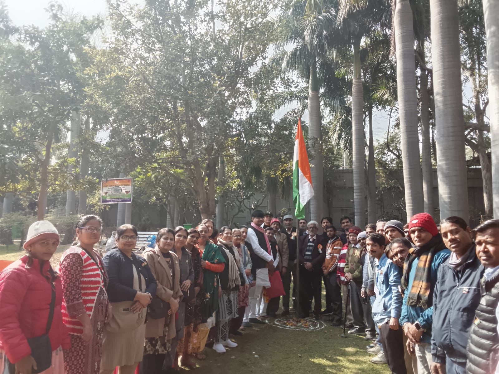 गणतंत्र दिवस पर सपा नेता कुँवर बिलाल बर्नी ने फहराया तिरंगा, सेक्टर-14 पार्क में देशभक्ति का उमड़ा सैलाब