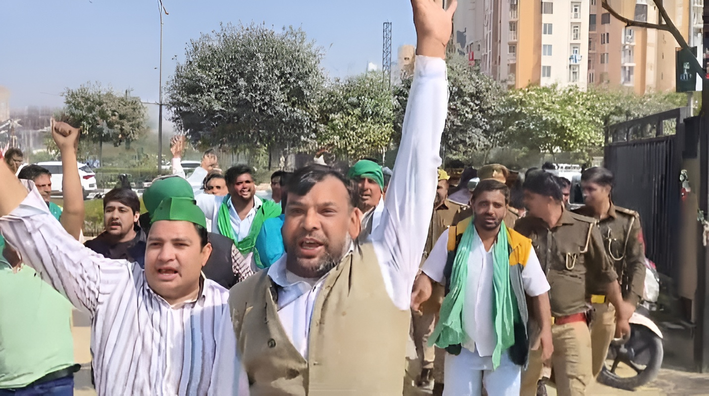 वेव सिटी में मुआवजे को लेकर प्रदर्शन, स्कूल के पास हंगामे से अभिभावकों में चिंता