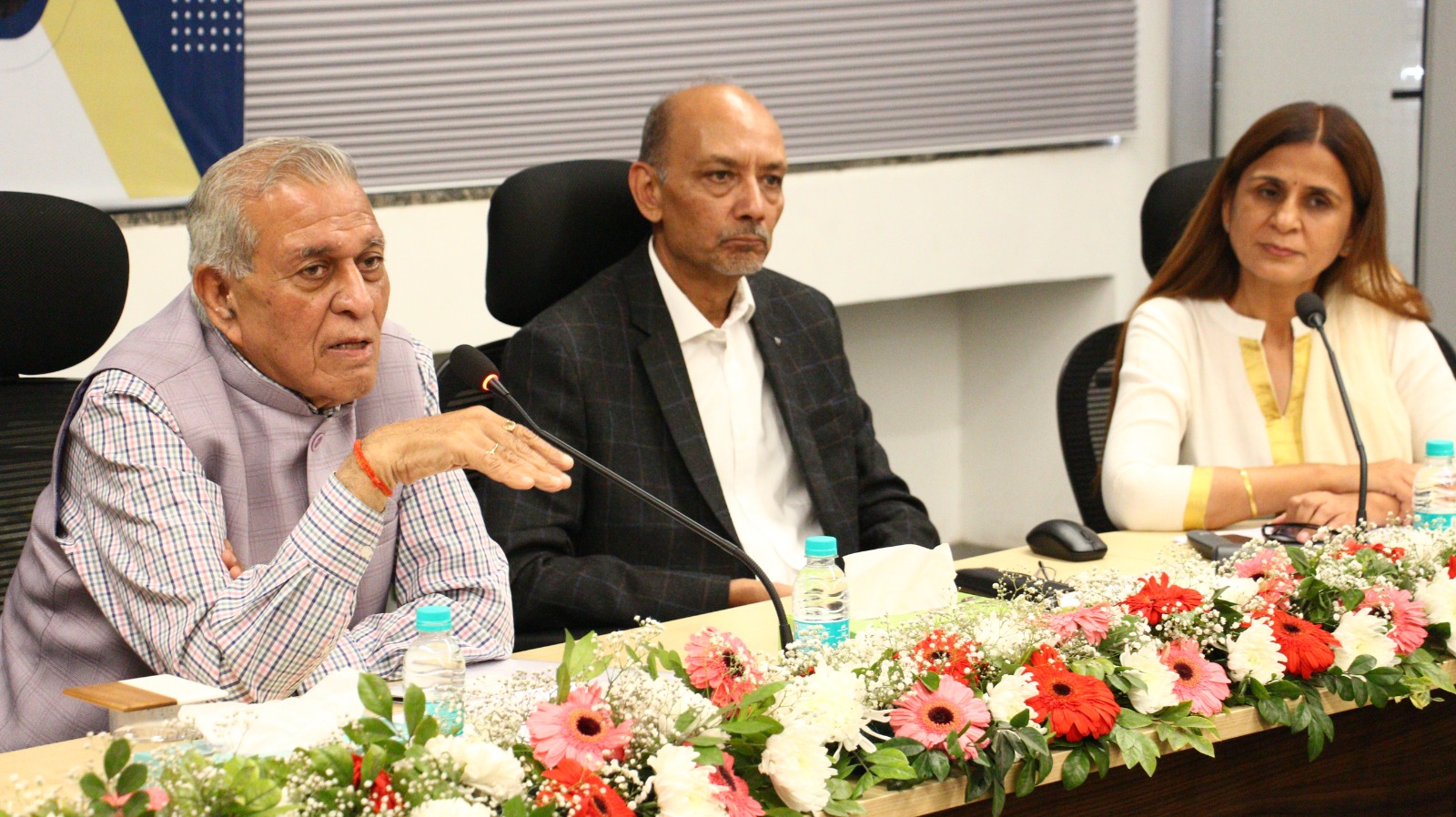 यूनिवर्सिटी के अध्यक्ष प्रो. के. के. अग्रवाल मीडिया में यूनिवर्सिटी जानकारी देते हुए।