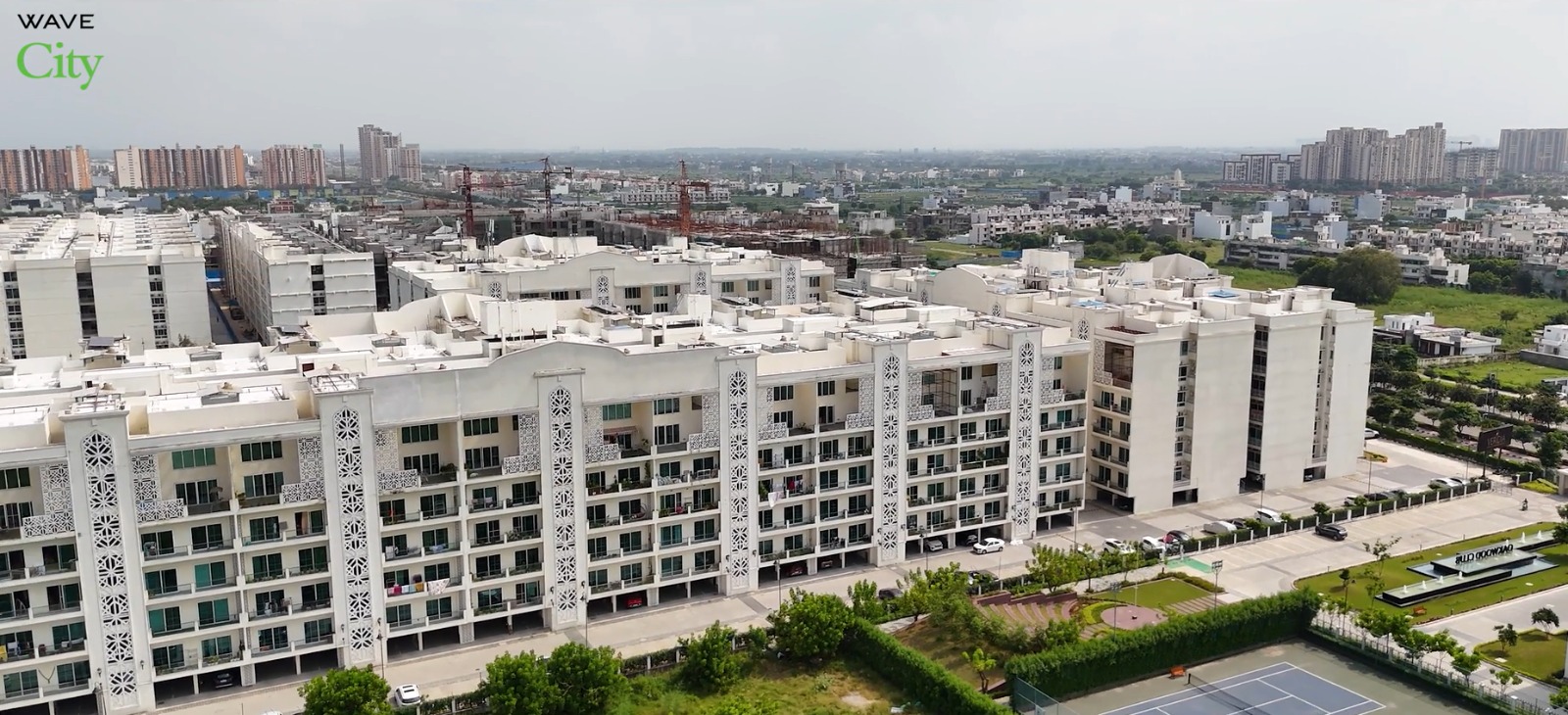 वेव सिटी में विकास बनाम ‘अराजक तत्व’: निवेशकों के हितों पर मंडराता संकट