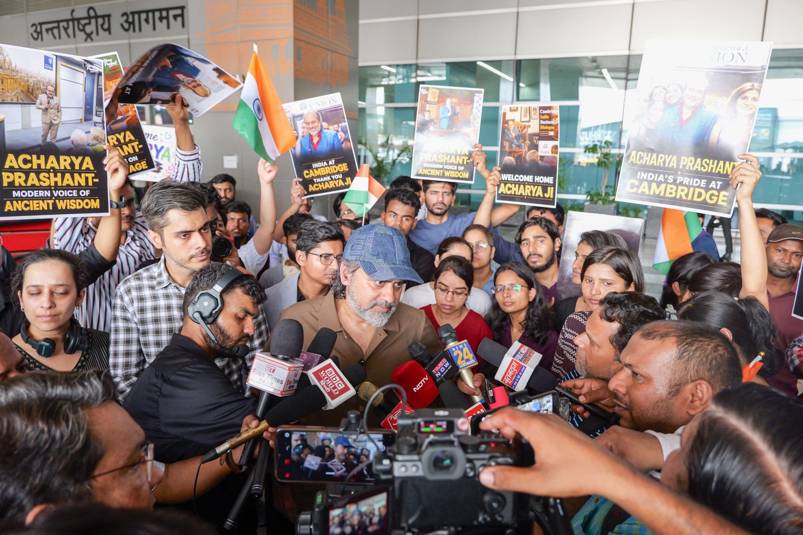 ऑक्सफोर्ड-कैम्ब्रिज में वेदांत का संदेश देकर लौटे आचार्य प्रशांत, बोले— समाधान भारत के ज्ञान में है