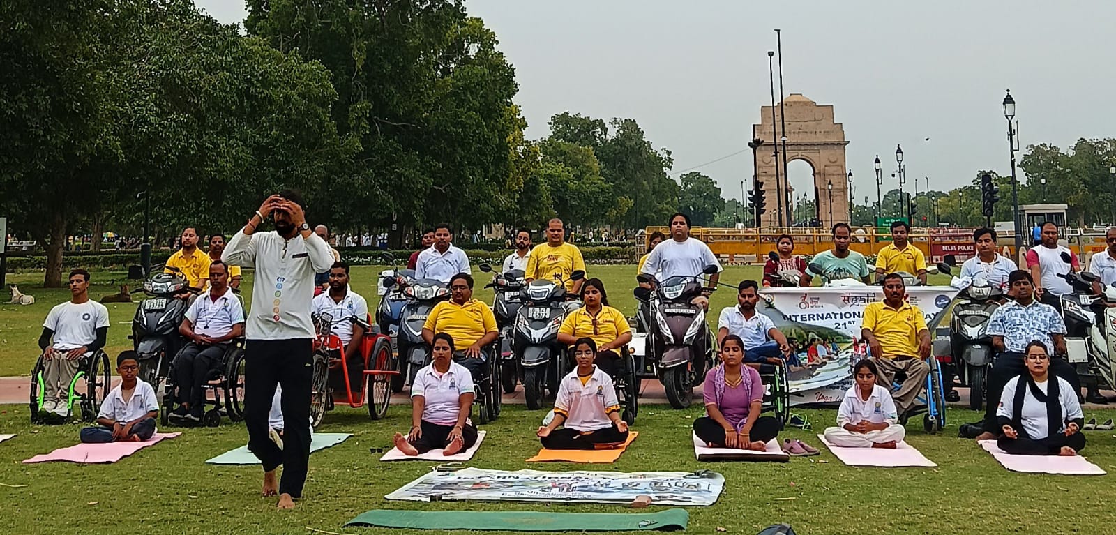दिव्यांगजनों ने अटैचमेंट वाली स्कूटी पर किया सुगम्य योग, इंडिया गेट बना प्रेरणा का केंद्र