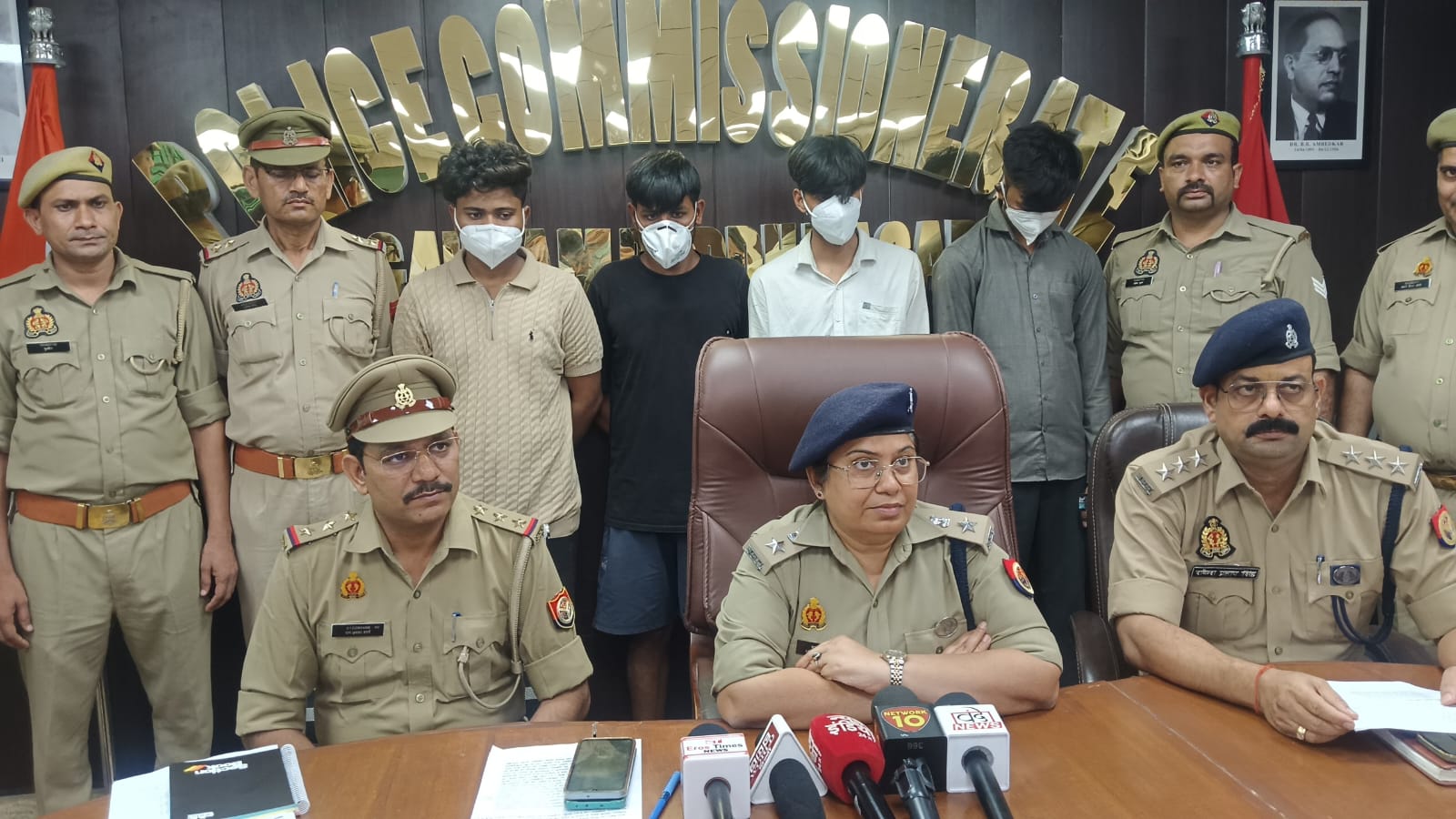 कार से लूट करने वाले 4 बदमाश गिरफ्तार, आईफोन 16 समेत लूटा गया सामान बरामद