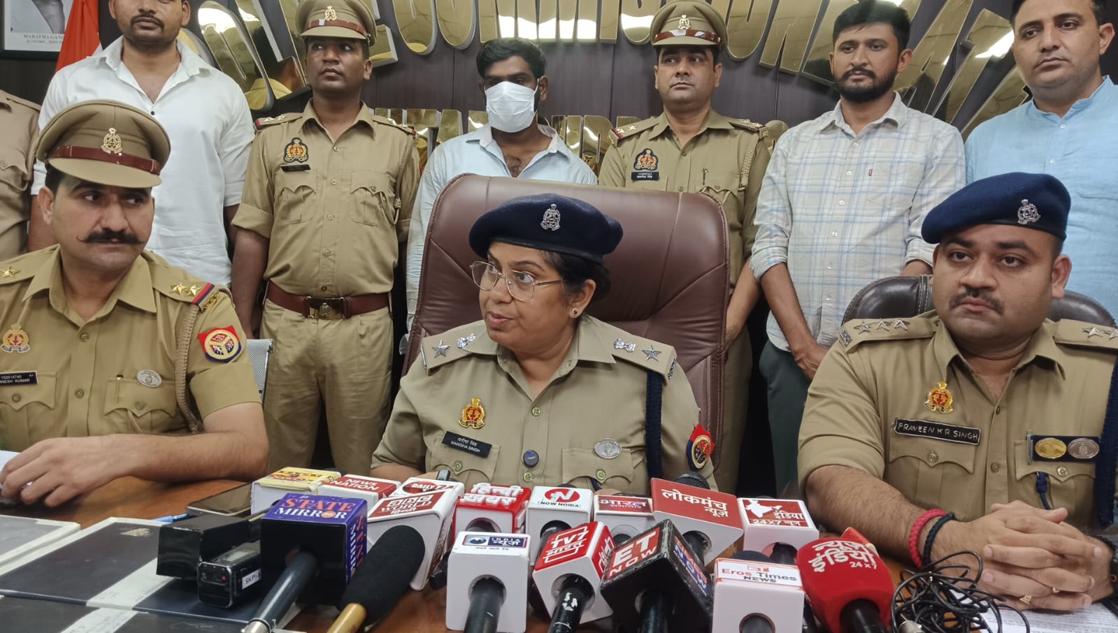 24 घंटे में नोएडा पुलिस का बड़ा खुलासा: शातिर मोबाइल-लैपटॉप चोर गिरफ्तार, 7 मोबाइल, 6 लैपटॉप और चोरी की बाइक बरामद