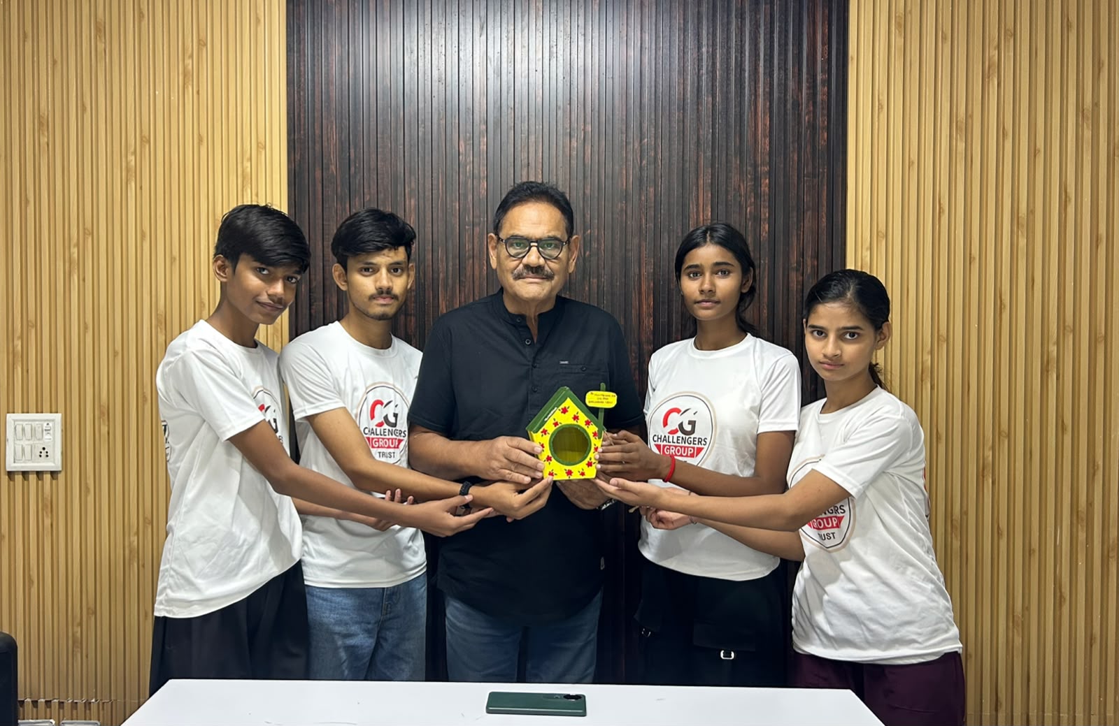 ‘वेस्ट टू बेस्ट’ अभियान से बच्चों ने बनाया बर्ड फीडर, अभिनेता मुश्ताक खान ने किया शुभारंभ