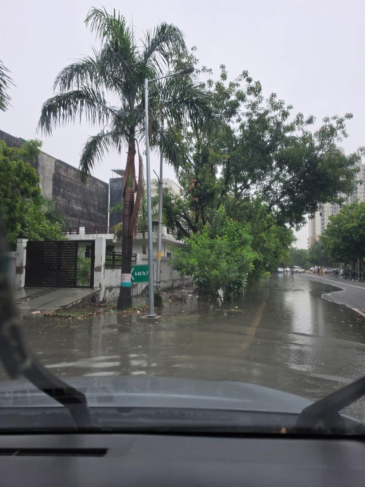 भारी बारिश से नोएडा सेक्टर-105 में हालात गंभीर: ओवरफ्लो नाले, जलमग्न ट्रांसफार्मर और करंट का खतरा, RWA ने प्राधिकरण से लगाई गुहार