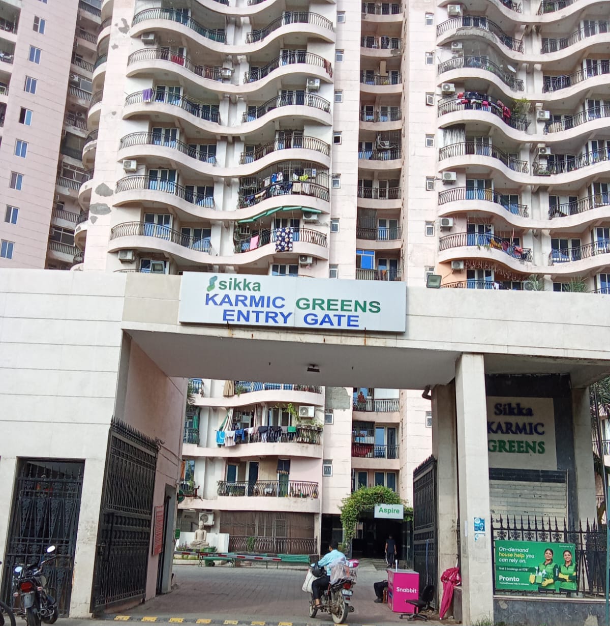 नोएडा: OC, Fire NOC और STP के बिना AOA चुनाव की तैयारी, Sikka Karmic Greens के निवासियों ने जताया विरोध