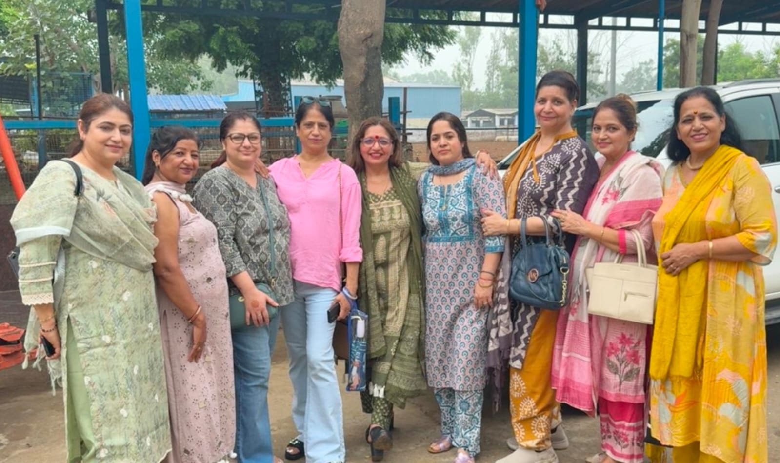 फेडरेशन ऑफ पंजाबी एसोसिएशन की मातृशक्ति ने गौशाला में की गौसेवा, समाज सेवा का दिया संदेश