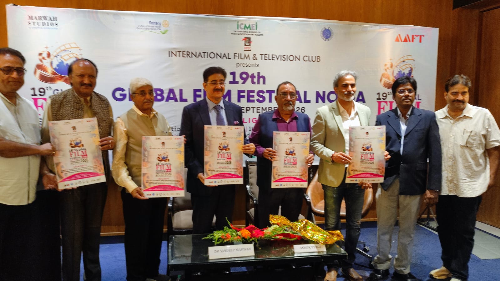 # 16 सितंबर से नोएडा फिल्म सिटी में सजेगा विश्व सिनेमा का मंच, 19वें ग्लोबल फिल्म फेस्टिवल नोएडा 2026 की भव्य शुरुआत  ## 100 देशों की भागीदारी से बढ़ेगा अंतरराष्ट्रीय रंग, फिल्म, मीडिया, कला और संस्कृति का होगा महासंगम  नोएडा, 9 सितंबर 2026। सिनेमा, मीडिया, कला और संस्कृति के माध्यम से भारत के अंतरराष्ट्रीय जुड़ाव को नई ऊंचाई देने वाला 19वां ग्लोबल फिल्म फेस्टिवल नोएडा 2026 आगामी 16 सितंबर से नोएडा फिल्म सिटी में शुरू होने जा रहा है। तीन दिवसीय यह अंतरराष्ट्रीय फिल्म महोत्सव 16 से 18 सितंबर 2026 तक आयोजित किया जाएगा। इस दौरान नोएडा फिल्म सिटी देश-विदेश के फिल्मकारों, कलाकारों, निर्माताओं, मीडिया विशेषज्ञों, शिक्षाविदों, राजनयिकों और सिनेमा प्रेमियों की मौजूदगी से विश्व सिनेमा के एक बड़े मंच में तब्दील होती नजर आएगी।  महोत्सव में भारत सहित विभिन्न देशों के फिल्म निर्माता, अभिनेता, निर्माता, मीडिया प्रोफेशनल्स, शिक्षाविद, राजनयिक, कलाकार, विद्यार्थी और सिनेमा प्रेमी हिस्सा लेंगे। फेस्टिवल की अध्यक्षता मारवाह स्टूडियोज के अध्यक्ष एवं ग्लोबल फिल्म फेस्टिवल नोएडा के फेस्टिवल प्रेसिडेंट डॉ. संदीप मारवाह कर रहे हैं।  ग्लोबल फिल्म फेस्टिवल नोएडा पिछले कई वर्षों में भारतीय सिनेमा और विश्व सिनेमा के बीच संवाद, सांस्कृतिक आदान-प्रदान और रचनात्मक सहयोग के महत्वपूर्ण मंच के रूप में अपनी पहचान बना चुका है। फेस्टिवल के 19वें संस्करण को भी इसी अंतरराष्ट्रीय विरासत को आगे बढ़ाने वाला आयोजन माना जा रहा है।  ### फिल्मों से लेकर मास्टरक्लास तक होंगे खास आयोजन  तीन दिनों तक चलने वाले इस फिल्म महोत्सव में दर्शकों और सिनेमा से जुड़े लोगों के लिए विभिन्न कार्यक्रम आयोजित किए जाएंगे। इनमें अंतरराष्ट्रीय फिल्मों और डॉक्यूमेंट्री फिल्मों की स्क्रीनिंग के साथ-साथ सेमिनार, पैनल डिस्कशन, सेलिब्रिटी वर्कशॉप और मास्टरक्लास प्रमुख आकर्षण होंगे।  इसके अलावा पुरस्कार समारोह, कला प्रदर्शनियां, पुस्तकों एवं पोस्टरों का विमोचन और विभिन्न सांस्कृतिक कार्यक्रम भी फेस्टिवल का हिस्सा होंगे। इन कार्यक्रमों के जरिए फिल्म और मीडिया जगत के अनुभवी लोगों को युवा फिल्मकारों, विद्यार्थियों और उभरते कलाकारों के साथ संवाद करने का अवसर मिलेगा।  फेस्टिवल का उद्देश्य केवल फिल्मों की स्क्रीनिंग तक सीमित नहीं है, बल्कि सिनेमा के माध्यम से अलग-अलग देशों, संस्कृतियों और समाजों के बीच संवाद स्थापित करना भी है। आयोजकों के अनुसार, फिल्म एक ऐसी सार्वभौमिक भाषा है, जो बिना किसी भाषाई और भौगोलिक सीमा के लोगों को एक-दूसरे से जोड़ने की क्षमता रखती है।  ### डॉ. संदीप मारवाह ने बताया सिनेमा को संवाद का शक्तिशाली माध्यम  फेस्टिवल प्रेसिडेंट डॉ. संदीप मारवाह ने कहा कि सिनेमा राष्ट्रों के बीच संवाद स्थापित करने वाले सबसे शक्तिशाली माध्यमों में से एक है। उन्होंने कहा कि ग्लोबल फिल्म फेस्टिवल नोएडा का उद्देश्य फिल्मों, रचनात्मकता, शिक्षा और संस्कृति के माध्यम से दुनिया को एक मंच पर लाना है।  उन्होंने कहा कि फेस्टिवल का 19वां संस्करण फिल्मकारों, कलाकारों, विद्यार्थियों और मीडिया प्रोफेशनल्स को नए विचारों के आदान-प्रदान तथा अंतरराष्ट्रीय सहयोग के व्यापक अवसर प्रदान करेगा। उनके मुताबिक, ऐसे आयोजन न केवल फिल्म और मनोरंजन उद्योग को मजबूती देते हैं, बल्कि युवाओं को वैश्विक स्तर पर अपनी प्रतिभा और रचनात्मक सोच प्रदर्शित करने का अवसर भी प्रदान करते हैं।  ### 100 देशों की भागीदारी से बढ़ेगा नोएडा का ग्लोबल कनेक्शन  फेस्टिवल के डायरेक्टर एवं फिल्म डायरेक्टर अशोक त्यागी ने कहा कि इस बार फेस्टिवल में 100 देशों की अंतरराष्ट्रीय भागीदारी नोएडा की बढ़ती वैश्विक पहचान को दर्शाती है। उन्होंने कहा कि नोएडा तेजी से मीडिया, मनोरंजन, शिक्षा और रचनात्मक उद्योगों के एक महत्वपूर्ण केंद्र के रूप में उभर रहा है।  उन्होंने कहा कि दुनिया के अलग-अलग हिस्सों से फिल्म और मीडिया से जुड़े लोगों का नोएडा में एकत्रित होना इस बात का संकेत है कि शहर की पहचान अब केवल एक औद्योगिक और कॉरपोरेट हब तक सीमित नहीं रह गई है, बल्कि यह फिल्म, मीडिया और क्रिएटिव इंडस्ट्री के क्षेत्र में भी अपनी मजबूत जगह बना रहा है।  अशोक त्यागी के मुताबिक, ग्लोबल फिल्म फेस्टिवल नोएडा युवा फिल्मकारों और विद्यार्थियों के लिए विशेष रूप से महत्वपूर्ण मंच साबित हो सकता है, क्योंकि उन्हें देश-विदेश के अनुभवी कलाकारों और फिल्म विशेषज्ञों से सीधे संवाद करने तथा उनके अनुभवों को समझने का अवसर मिलेगा।  ### APTA की भी रहेगी सक्रिय भागीदारी  इस अवसर पर APTA के CEO विशाल सेठी भी मौजूद रहे। उन्होंने कहा कि तीनों दिनों के दौरान उनकी संस्था की पूरी भागीदारी रहेगी। उन्होंने फेस्टिवल के आयोजन को सिनेमा और मीडिया से जुड़े लोगों के लिए महत्वपूर्ण अवसर बताया।  उन्होंने कहा कि ऐसे अंतरराष्ट्रीय आयोजनों में भागीदारी के माध्यम से विभिन्न संस्थाओं, फिल्मकारों और रचनात्मक क्षेत्र से जुड़े लोगों के बीच नए संपर्क और सहयोग की संभावनाएं विकसित होती हैं। इससे भविष्य में संयुक्त परियोजनाओं, नए विचारों और रचनात्मक साझेदारियों के लिए रास्ते खुल सकते हैं।  ### युवा प्रतिभाओं के लिए भी महत्वपूर्ण मंच  ग्लोबल फिल्म फेस्टिवल नोएडा 2026 का एक महत्वपूर्ण पहलू युवा प्रतिभाओं की भागीदारी भी है। फिल्म और मीडिया के क्षेत्र में करियर बनाने की तैयारी कर रहे विद्यार्थियों के लिए सेलिब्रिटी वर्कशॉप, मास्टरक्लास और पैनल डिस्कशन जैसे कार्यक्रम काफी उपयोगी साबित हो सकते हैं।  फिल्म निर्माण, अभिनय, निर्देशन, पटकथा लेखन, मीडिया और डिजिटल कंटेंट के बदलते स्वरूप को लेकर विशेषज्ञों के विचार युवा पीढ़ी को उद्योग की मौजूदा आवश्यकताओं को समझने में मदद कर सकते हैं। साथ ही अंतरराष्ट्रीय फिल्मकारों की मौजूदगी से विद्यार्थियों और उभरते कलाकारों को वैश्विक सिनेमा की नई तकनीकों, शैलियों और कहानी कहने के अलग-अलग तरीकों को समझने का अवसर मिलेगा।  ### नोएडा फिल्म सिटी में दिखेगा विश्व सिनेमा का रंग  19वां ग्लोबल फिल्म फेस्टिवल नोएडा 2026 तीन दिनों तक नोएडा फिल्म सिटी को विश्व सिनेमा के जीवंत संगम में बदलने के लिए तैयार है। 16 से 18 सितंबर तक चलने वाले इस आयोजन में भारत और दुनिया के विभिन्न देशों से आने वाले प्रतिनिधि सिनेमा, संस्कृति, शिक्षा, मीडिया और रचनात्मकता के विभिन्न पहलुओं पर संवाद करेंगे।  फेस्टिवल के माध्यम से भारतीय सिनेमा को अंतरराष्ट्रीय मंच पर नई संभावनाओं से जोड़ने और विदेशी फिल्मकारों तथा रचनात्मक संस्थाओं के साथ सहयोग को बढ़ावा देने की दिशा में भी महत्वपूर्ण पहल होने की उम्मीद है।  कुल मिलाकर, 19वां ग्लोबल फिल्म फेस्टिवल नोएडा 2026 केवल फिल्मों का उत्सव नहीं, बल्कि भारत और विश्व के बीच सांस्कृतिक एवं रचनात्मक संवाद का एक बड़ा मंच बनने जा रहा है। 100 देशों की भागीदारी और फिल्म, मीडिया, कला, शिक्षा तथा संस्कृति से जुड़े विभिन्न कार्यक्रमों के साथ यह आयोजन नोएडा की अंतरराष्ट्रीय पहचान को और मजबूत करने की दिशा में महत्वपूर्ण कदम माना जा रहा है।  16 सितंबर से जब नोएडा फिल्म सिटी में दुनिया के अलग-अलग हिस्सों से आए फिल्मकार और कलाकार एक मंच पर जुटेंगे, तो शहर में सिनेमा की चमक के साथ-साथ विचारों, संस्कृतियों और रचनात्मकता का भी अनूठा संगम देखने को मिलेगा।